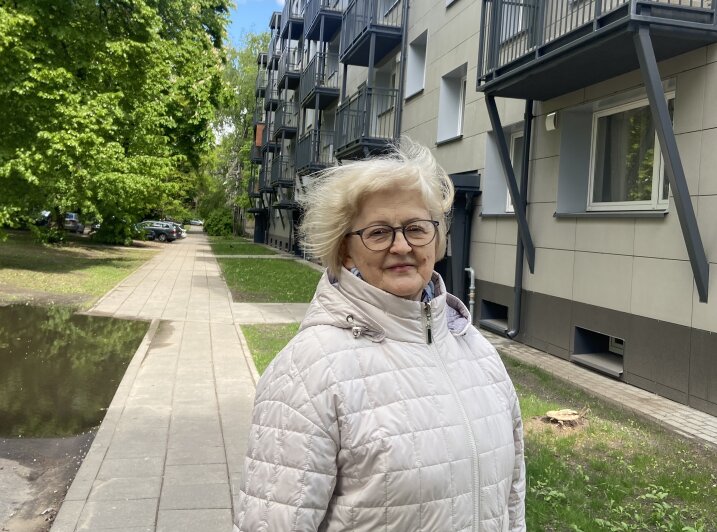Audronė Aleksandravičiūtė prie atnaujinto daugiabučio, kuriame gyvena